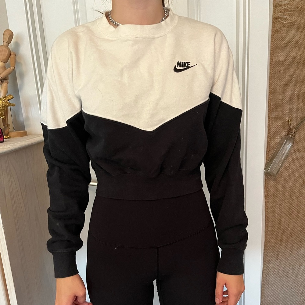 Black and White XS cropped nike crew neck